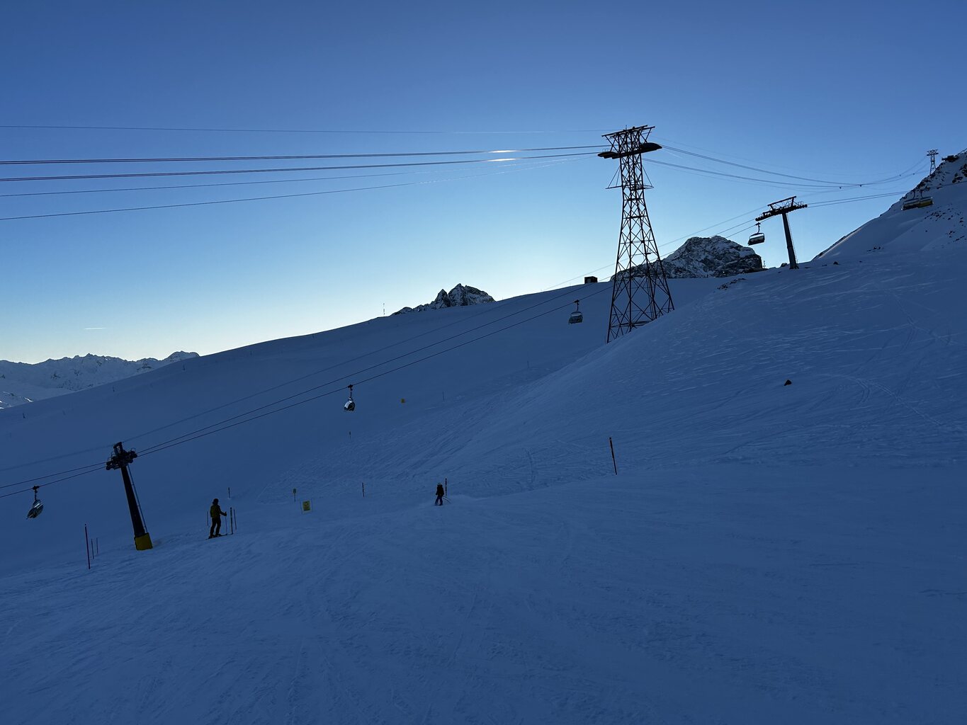 2 geniale Tage in St.Moritz gehen zu Ende. Beide Gebiete konnten voll überzeugen mit vielen breiten Pistenvarianten. Von den Aufstiegsanlagen ist es zwar kein Ischgl oder Kitzbühel, aber trotzdem meist kuppelbare und schnelle Lifte. Auch die Präparation konnte überzeugen. Sehr schöne Erinnerungen.