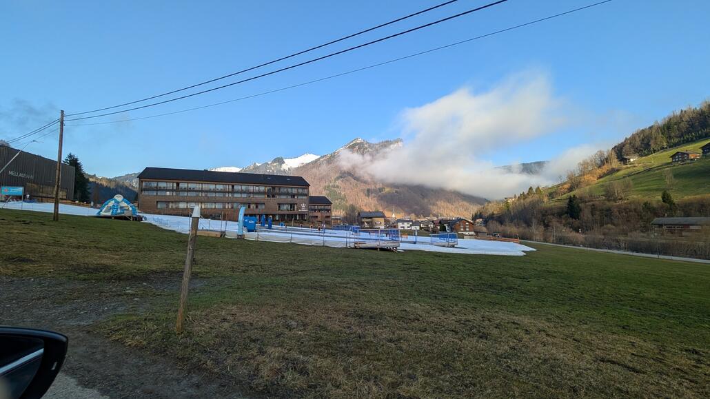 An dieser kurzen Wiese unterhalb der Talstation hatte ich damals Skifahren gelernt, nett dass sie da auch jetzt immer noch Schnee drauf haben