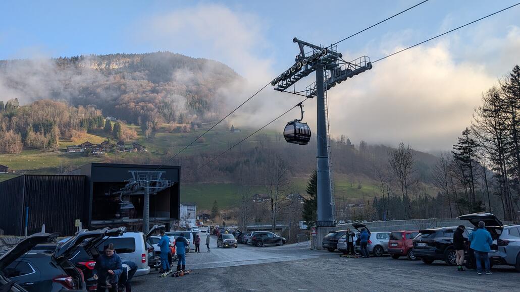 Schon kurz vor 8:30 Uhr fühlt sich der Parkplatz deutlich, aber noch nichts im Vergleich zu teilweise Auto Kolonnen durchs ganze Tal am Wochenende. Der Parkplatz ist kostenlos.