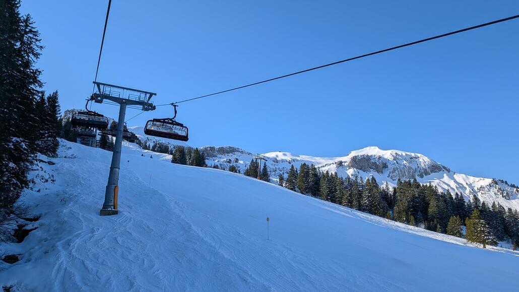 Oben angekommen, musste man früher immer noch ein ordentliches Stück zum Schlepplift laufen, inzwischen geht's mit dem modernen Achtersessel weiter