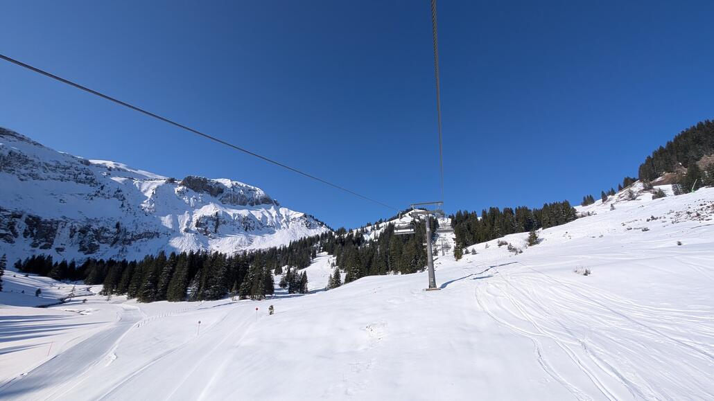 Erstmal geht's auf die sonnenseite von Mellau ganz links oben am Gipfel sieht man die Rückseite der neuen Bergstation der dieses Jahr neuen Sesselbahn hohes Licht in Damüls