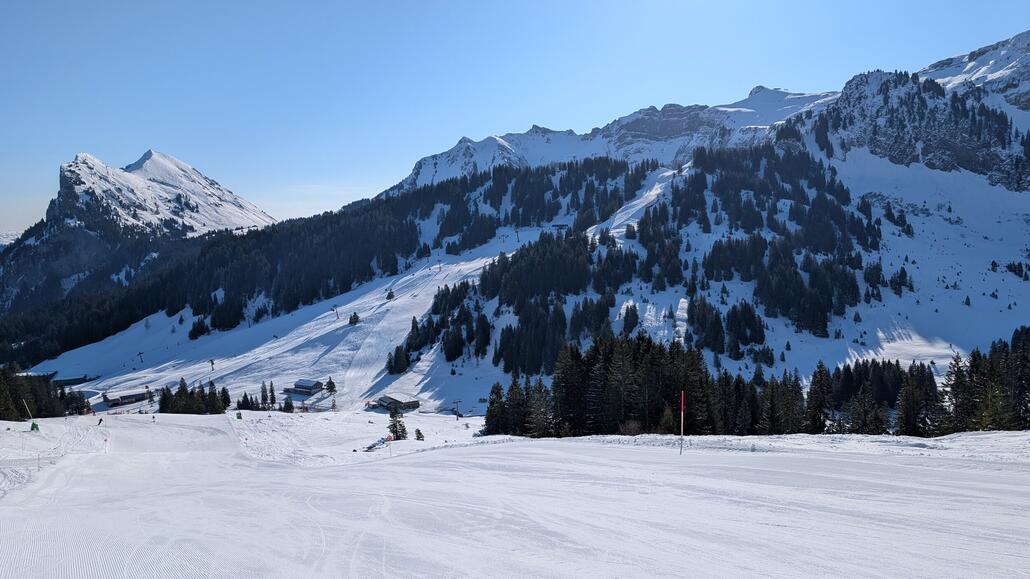 Tolle Piste am Morgen und noch wenig los, die meisten fahren direkt nach Damüls weiter