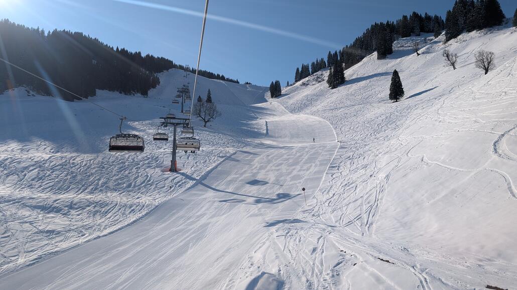 Die direkte schwarze Piste sieht super aus! Links neben der aktuellen Trasse verlief früher eine steiler Schlepplift, bei dem ist wohl regelmäßig zu Unfällen kam bei dem ein einzelner Sturz dann die gesamte Reihe abgeräumt hat. Im zweiten Jahr meine skikurses damals gab es dann schon die Sesselbahn.