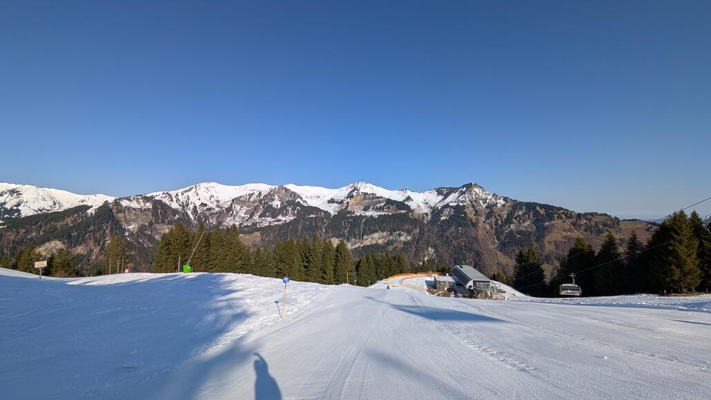 Unten bei der Bergstation geht links ab die Talabfahrt, ob die diese Saison schon geöffnet war bezweifle ich mal