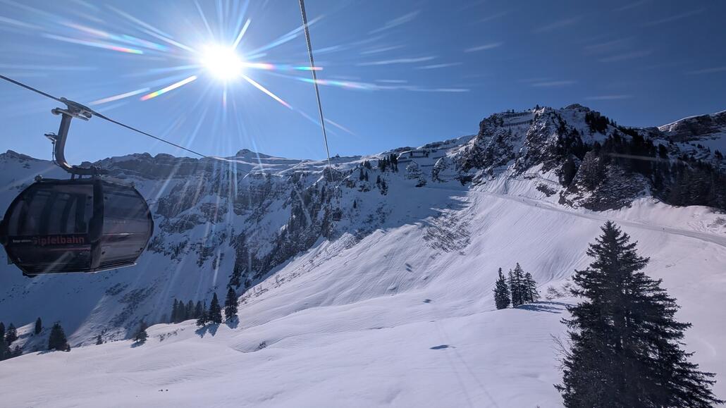 Gipfel Bahn mit toller Trassierung und Skitunnel Piste