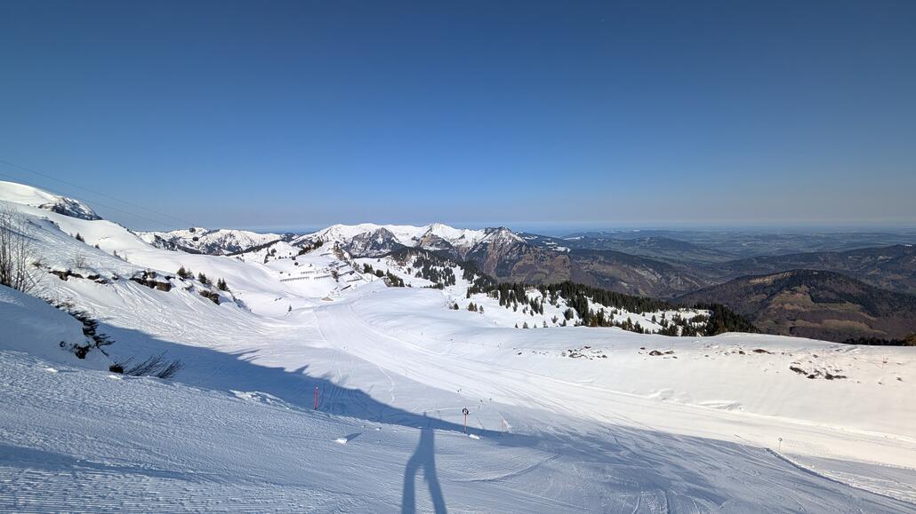 Aber zuerst geht's noch mal zurück auf eine Wiederholung der Bahn, die Piste ist komplett leer und super zu fahren da alle blind weiter nach Damüls fahren