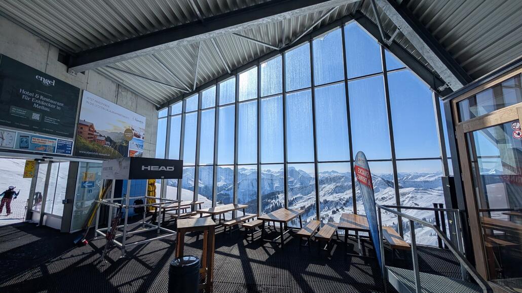 Oben an der Gipfelbahn gibt es einen Stoll gelegenen Picknickbereich im Inneren mit tollen Blick