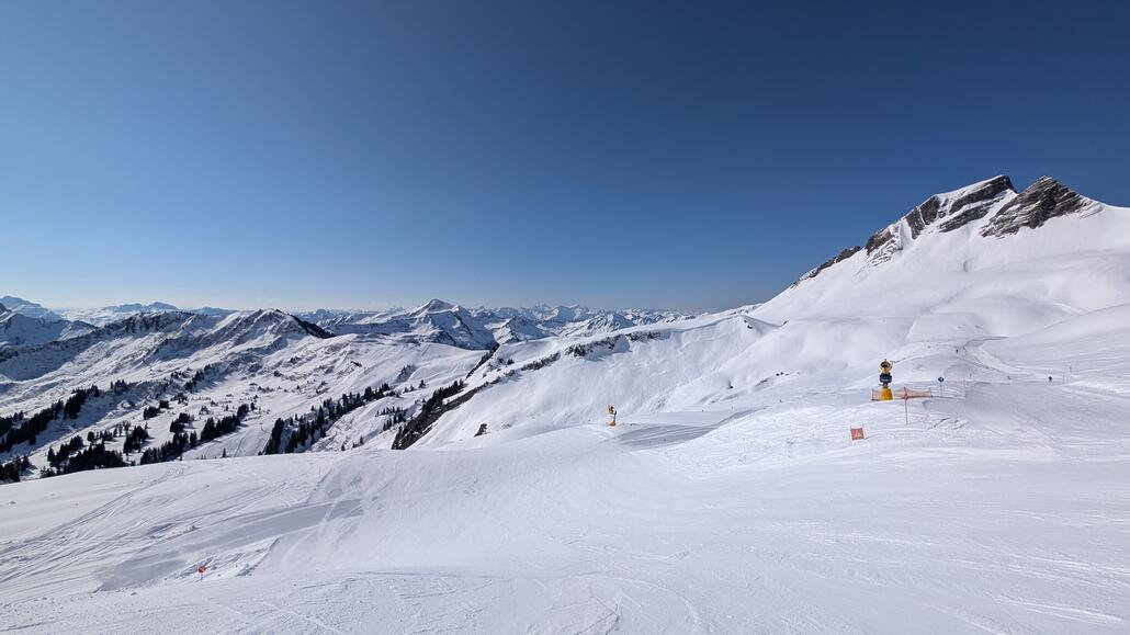 Weiter geht's nach Damüls, rechts die markante Damülser Mittagspitze