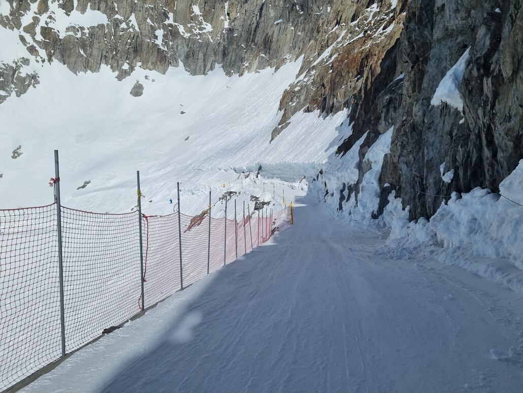 Schmale Traverse nach dem Tunnel