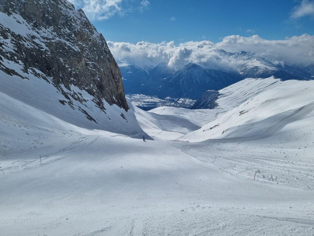 Oberer Teil der Piste. Wunderbar trassiert, abschnittsweise aber leider etwas bröcklig. Ist aber Meckern auf hohem Niveau
