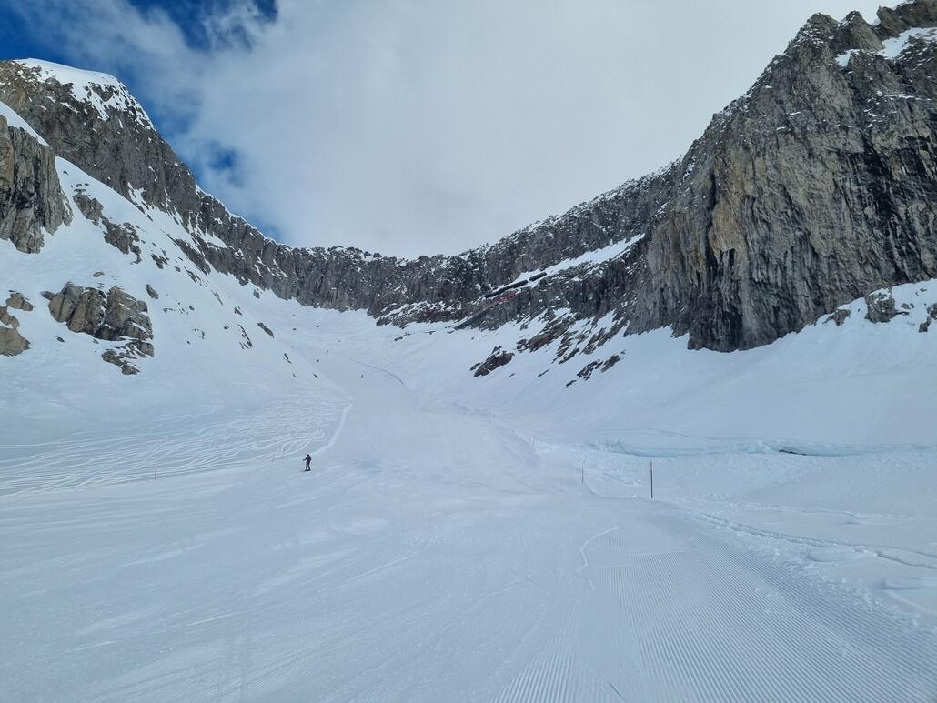 Die Abfahrt ist wirklich lang und gefällt mir sehr gut.<br />Allerdings bin ich mit etwas falschen Erwartungen rangegangen, ich hatte etwas ähnliches wie in Alpe d’Huez erwartet. Stattdessen ist das eigentlich durchgehend eine relativ leichte rote Piste<br /><br />Einzig ein paar Meter des Zugangs können für Anfänger unangenehm sein.