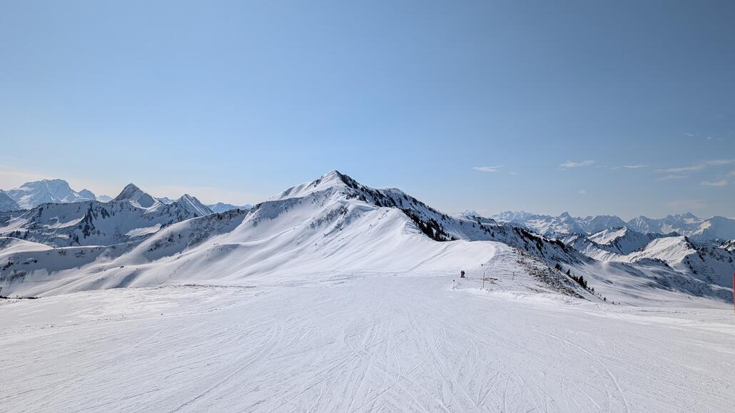 Auf der als Piste präparierten Skiroute geht's hinten herum zur Sunegg Bahn