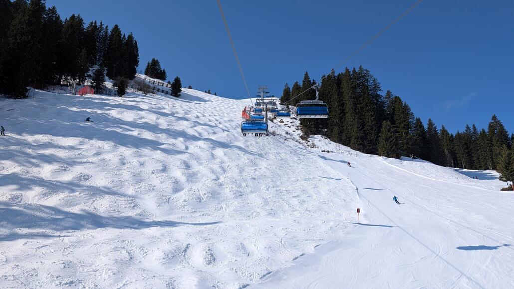 Hier gibt's neben der Piste auch eine 70 Prozent steile Buckel Piste