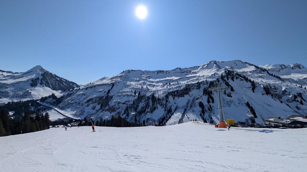 Blick nach Faschina wo die Gallerie Straße hin führt. Für 2 Euro Aufpreis habe ich das Ticket gekauft, was auch dirt drüben gültig ist, mit dem Skibus geht's gleich rüber