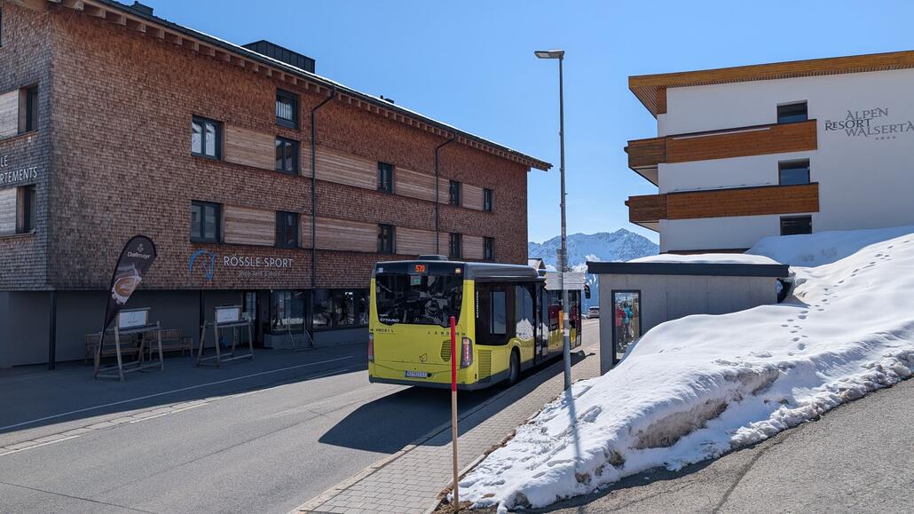 Mit dem Bus geht's zum Faschina Joch, die Fahrt dauert lediglich 5 Minuten. <br />Obwohl ich schon so oft in Damüls und Mellau Skifahren war, ist das tatsächlich mein erstes Mal Skifahren hier, auch wenn ich im Sommer schon mal hier wandern war.