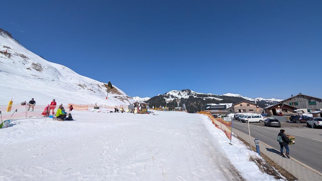 Komischerweise sind hier die Parkplätze kostenpflichtig, wer hier also nur Skifahren will parkt am besten in der Mülls und nimmt die 5 Minuten Bus