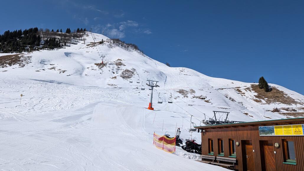 Weiter geht's mit der langen aber dafür zum Glück recht zügig fahrenden Zweiersesselbahn