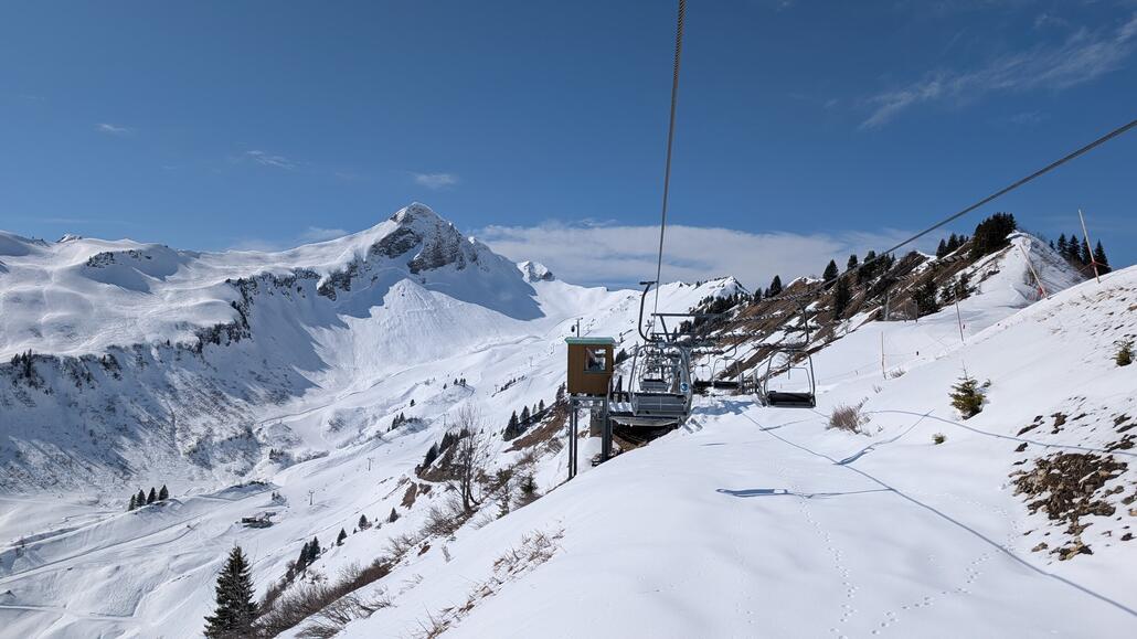 Bei der Mittelstation kann man aussteigen und über einen Ziehweg weiter zum Vierersessellift kommen, oder man fährt über eine Skiroute wieder ins Tal, der zweite Abschnitt der Sesselbahn ist allerdings eigentlich komplett unnötig, mal gewinnt kaum an Höhe und wird nur weiter in Skigebiet nach hinten verlagert.