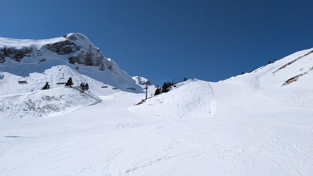Wow, es ist einfach niemand hier die Pisten sind am Mittag noch perfekt in Schuss, das ist der Wahnsinn