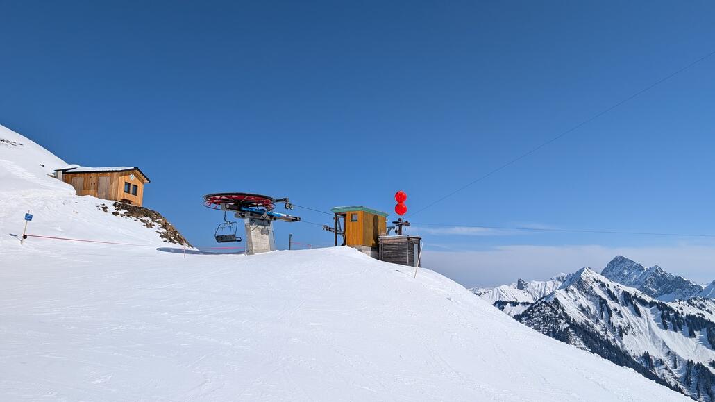 Auch die obere Sesselbahn fährt angenehm zügig für das dass sie nicht kuppelbar ist, dank Förderband Einstieg. Hat sich jetzt schon richtig gelohnt die 2 € Aufpreis zu bezahlen und die 5 Minuten Busfahrt in Kauf zu nehmen!