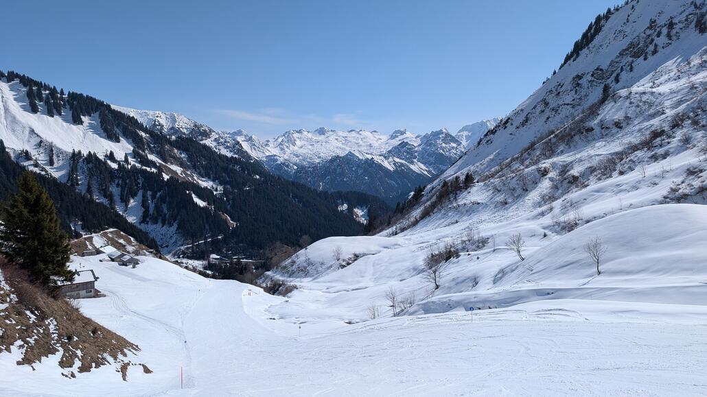 Auch die Talabfahrt ist gut zu fahren, im Hintergrund gibt es einen beeindruckendes weißes Massiv, sieht ein bisschen so aus wie die Marmolada von Arabba oben aus gesehen
