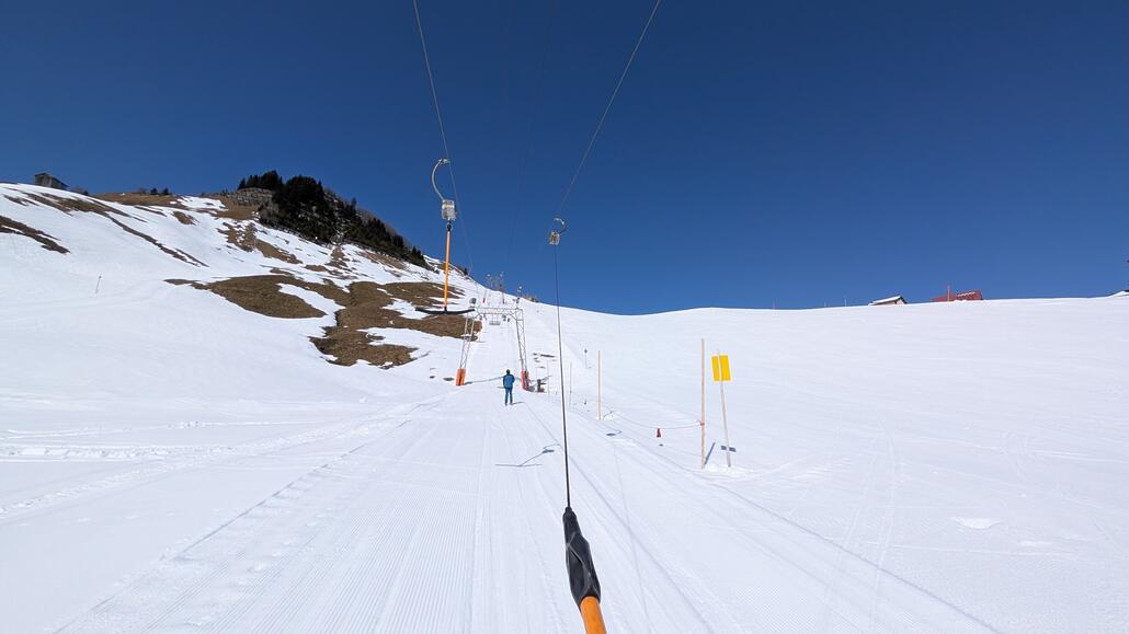 Nach der Talabfahrt kommt man zuerst bei einem kurzen Schlepplift raus, und hier sind die Pisten auch wahnsinnig toll, die direkte Abfahrt ist quasi noch unbenutzt um 13 Uhr!