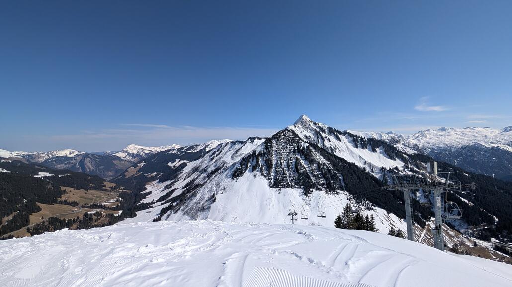 Dann geht es rein in die Skiroute, und die ist ordentlich steil!