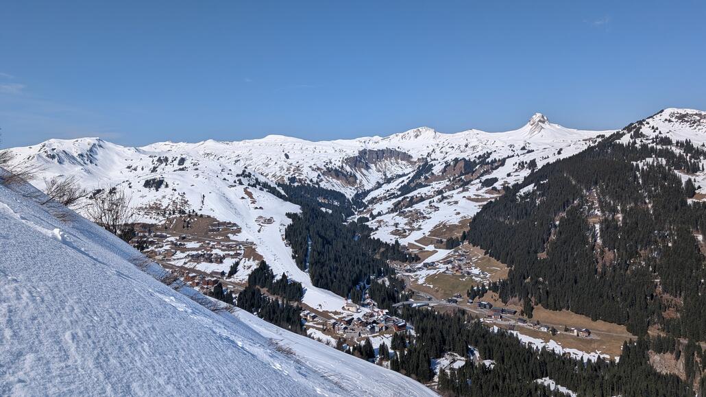 Hier gibt es auch einen schönen Blick zurück nach Damüls und Oberdamüls