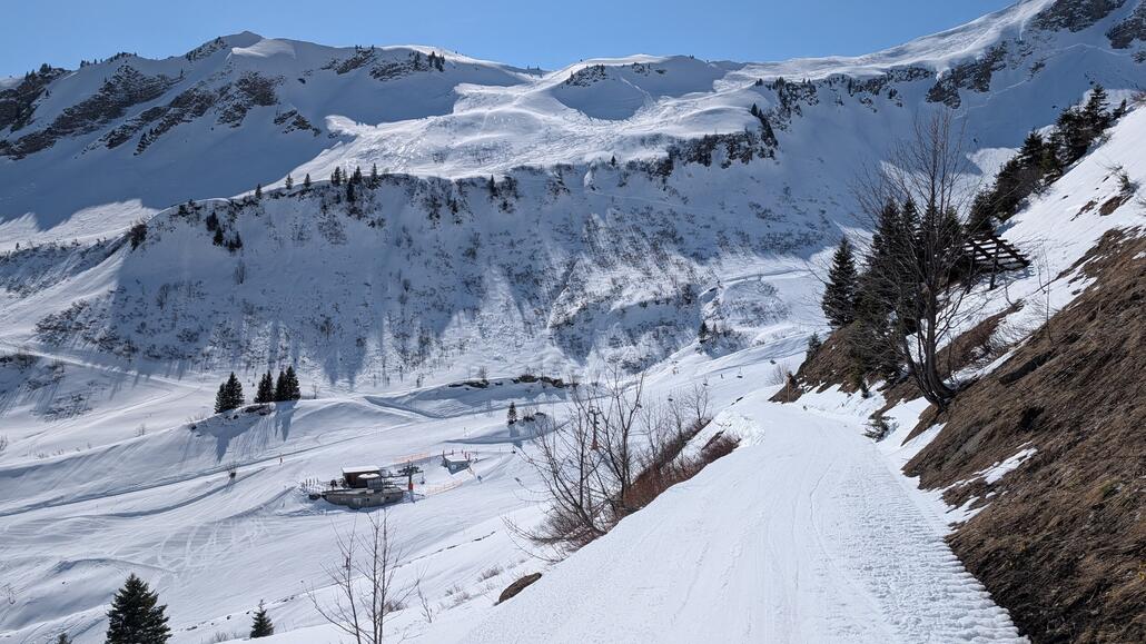 Vollständigkeit halber geht es jetzt noch auf den Ziehweg von der Mittelstation zum 4er Sessellift