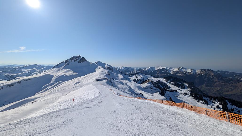 Hohe Wacht. Die Piste der Gipfelbahn ist erstaunlicherweise super gut noch zu fahren, ich kann bis Liftschluss noch 2 Mal die Gondel nehmen! Letztes Mal Drehkreuz dann um 15:58 Uhr, perfect timing!