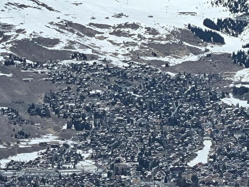 Blick nach Verbier. Oben rechts ist die Mittelstation der neuen Kombibahn.<br />Wenn die Savoleyres abgebaut wird verliert der Teil des Dorfes auf der linken Seite den nächsten Zubringer.