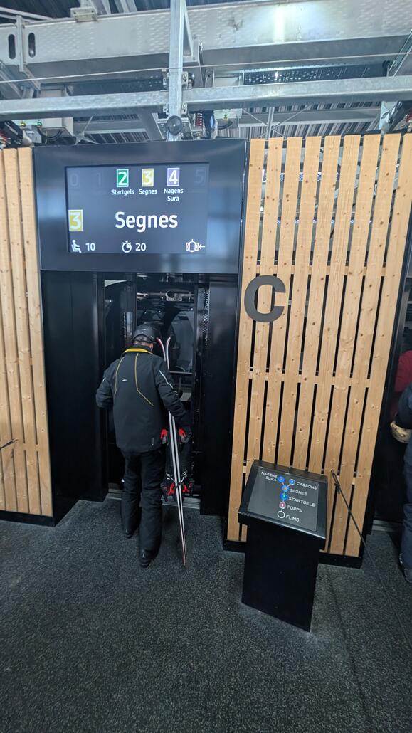 Kurz vor 8:30 öffnet man, bis die Richtige Kabine da ist und es los geht vergehen 5 Minuten.