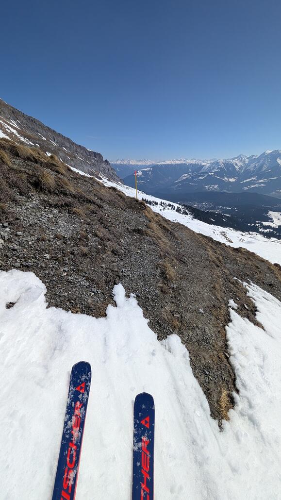 Und dann kommt noch ein kurzes Stück wo man für etwa 10 bis 20 m abschnallen muss, aber lieber so als die gesamte Skiroute zu schließen!