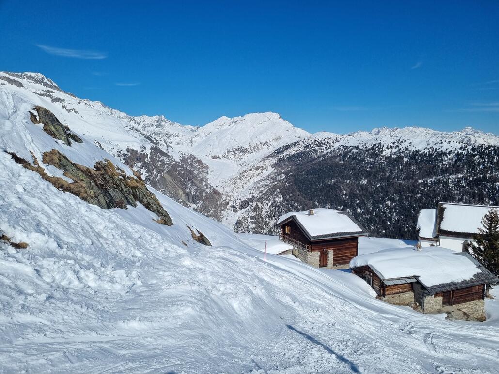 Offiziell gesperrte Zufahrt zum Aletschbord ist etwas abenteuerlich. Es liegt eigentlich ausreichend Schnee. Seltsam, dass sie sich hier nicht mehr Mühe geben