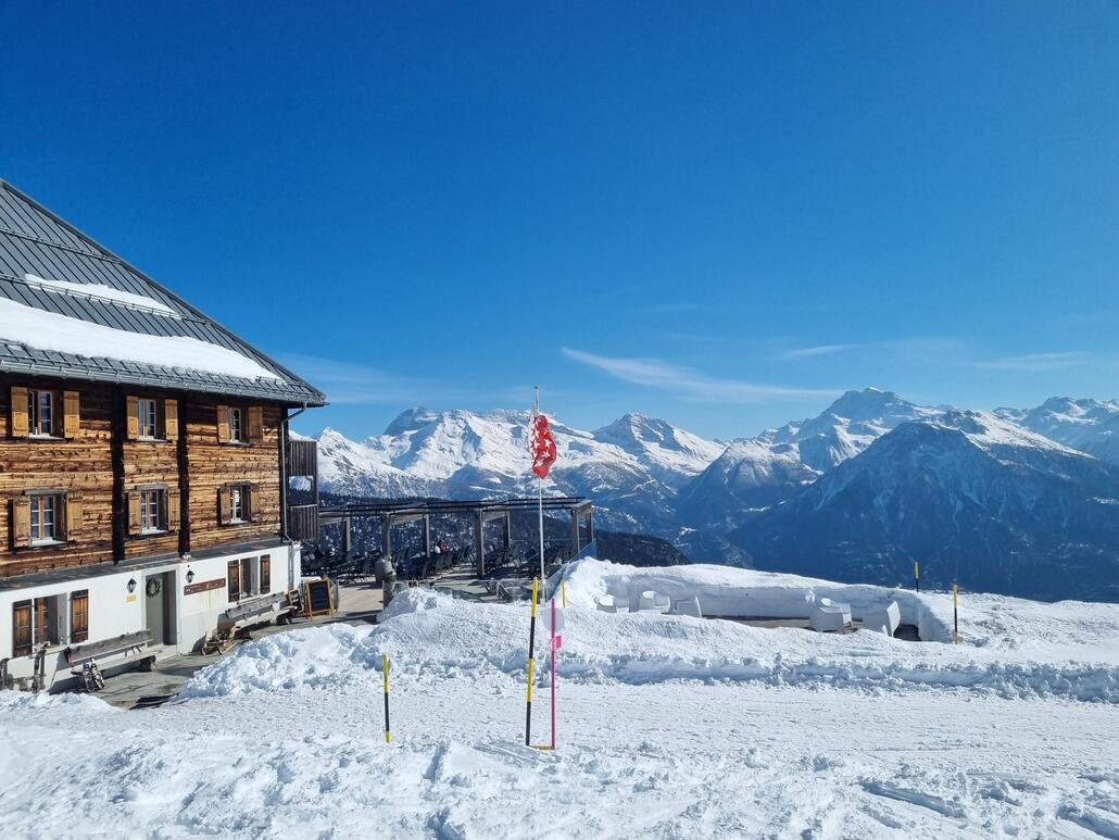 Hier liegt auch ein recht grosses Hotel mit toller Terrasse. Erinnert mich etwas an das Hotel Weishorn