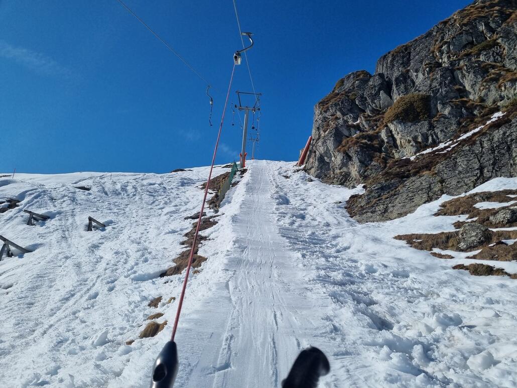 Dieser Schlepper fungiert als Rückbringer (bzw Zubringer für die Chalets hier). Verrückte Ecke hier.