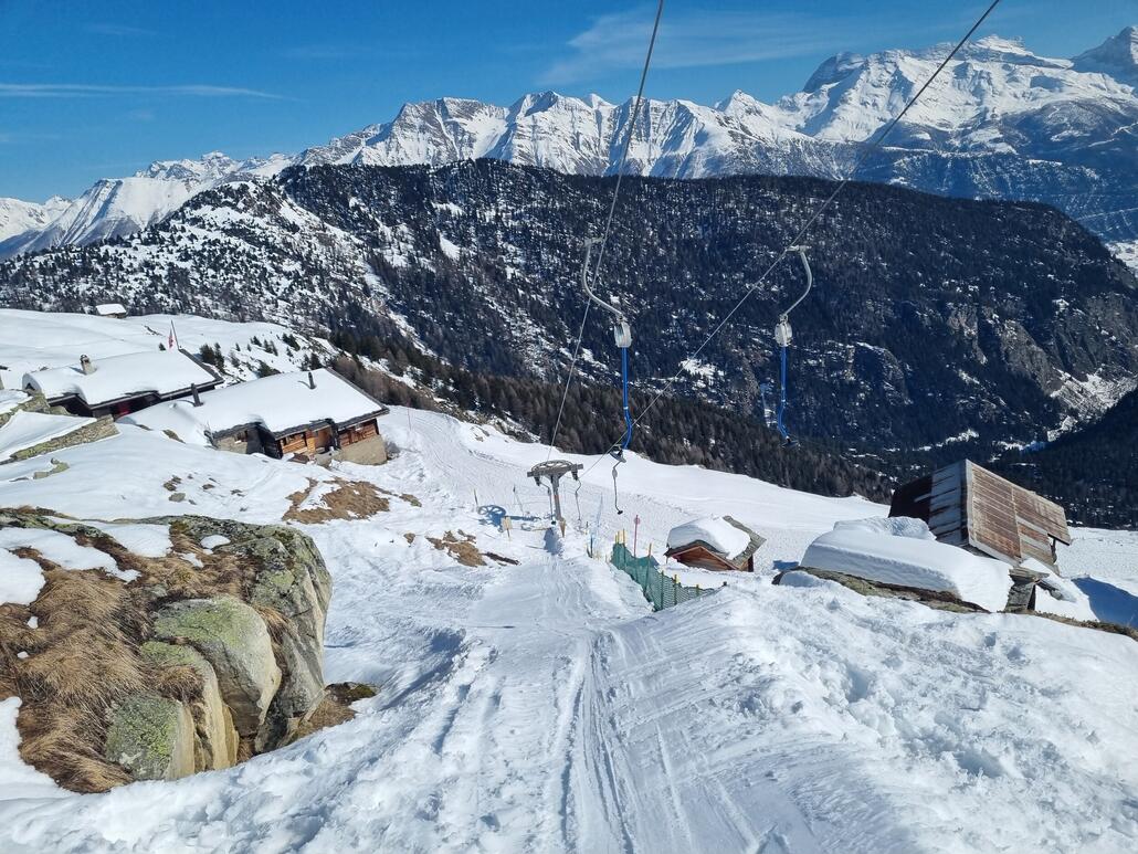 Rückblick vom Schlepper. Man erkennt die einzelnen Häuser