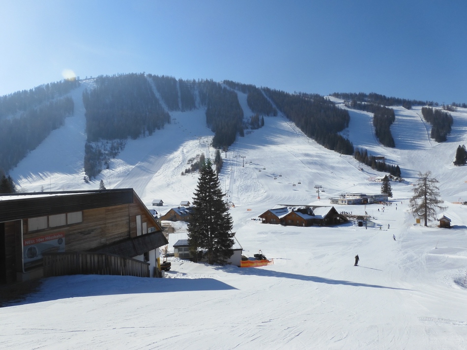 Bei der Bergstation der 10EUB Hössbahn. Blick ins Schigebiet.