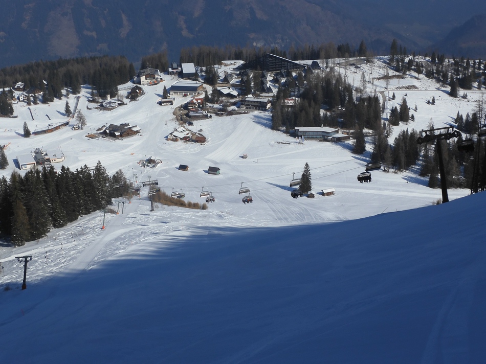 Bergstation Lärchenlift. Blick auf die Alm