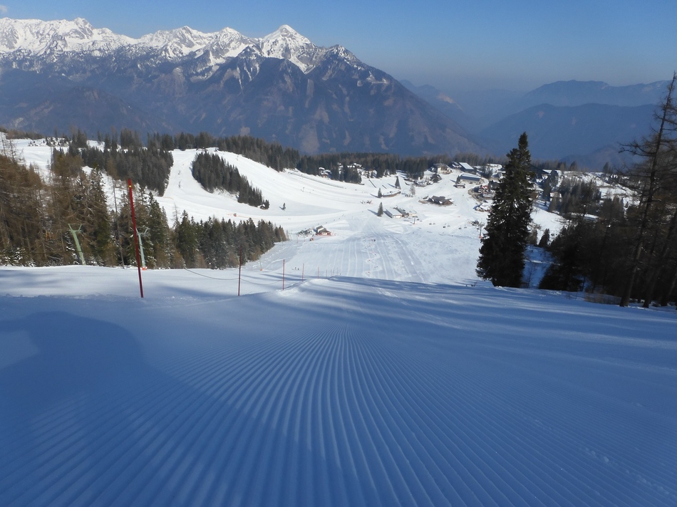 Beim Lärchenlift auf die andere Seite ausgestiegen. Auch neben dem Almlift ist die Piste noch ziemlich unberührt.