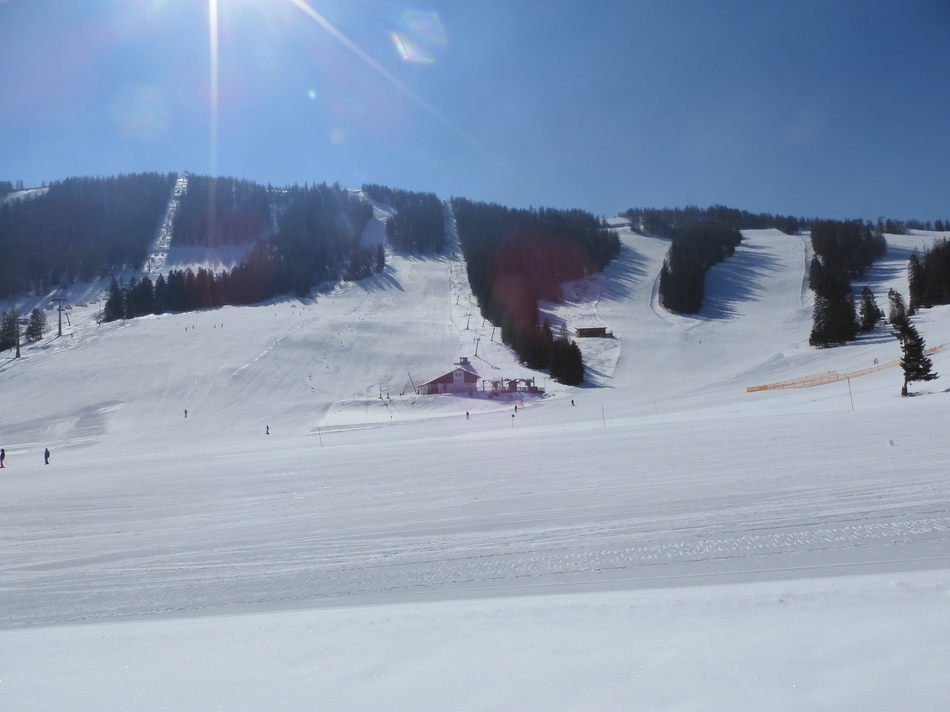 Seitenblick aus diesem Lift zu den beiden geschlossenen Schleppliften, die nichts bedienen, was nicht auch von anderen Liften erreicht werden kann.