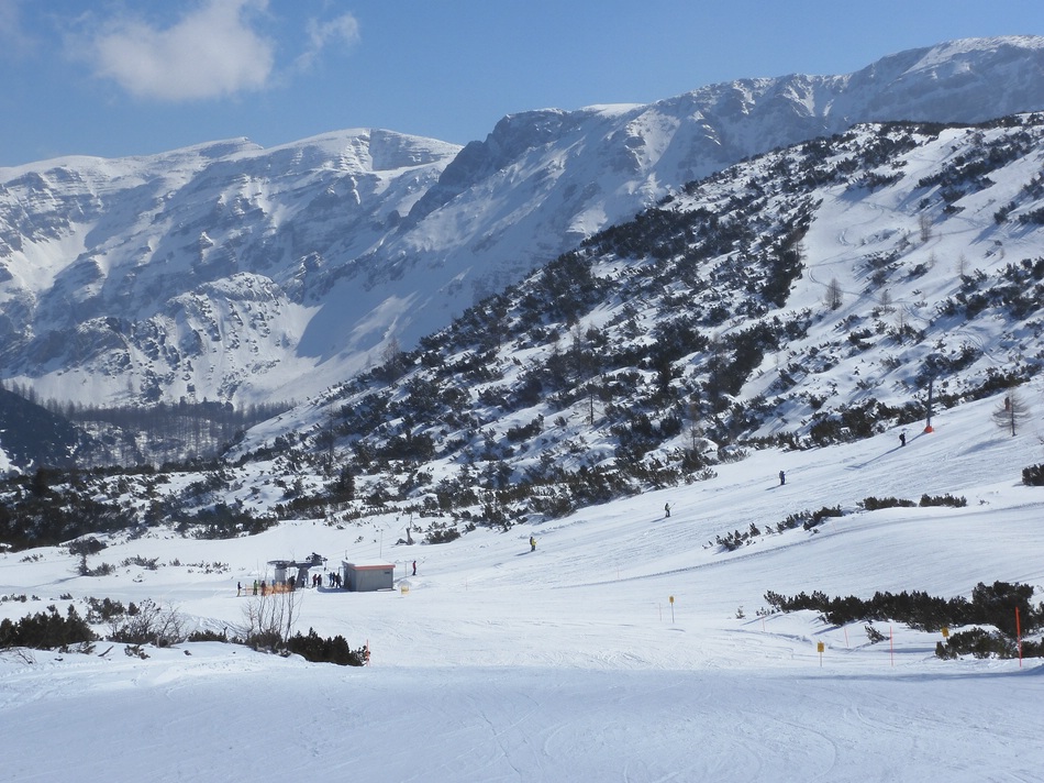 Bei der Bergstation des Panoramalifts. Blick zur Talstation des 2000er-Lifts