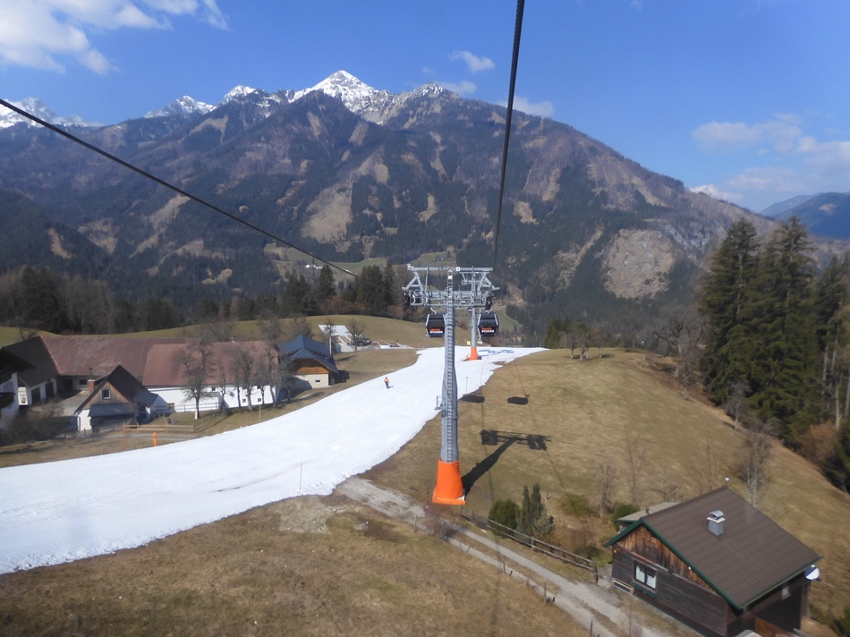 In der Gondel. Blick ins Tal