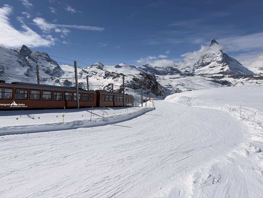 Piste 37 mit Zusatzzug der Gornergratbahn