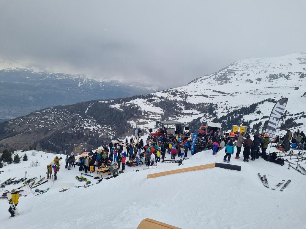 Das Event wurde (leider) etwas professionalisiert. Es gibt nun etwas mehr Zäune und das ganze läuft etwas geordneter ab. Früher sind die Springer da gefühlt durch die Menschenmassen durchgesprungen.<br />Hat sich aber dennoch wieder gelohnt :)