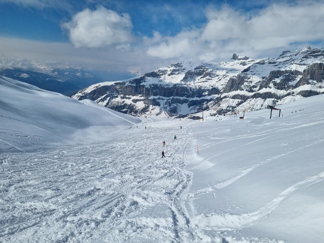 Pisten nicht noch einmal präpariert nach dem Schnee und sehr schnell komplett zerschrubbt.<br />Auch abseits fand ich es grausig. Unter der dünnen Neuschneedecke waren noch die Buckel zu spüren, aber nicht zu sehen.