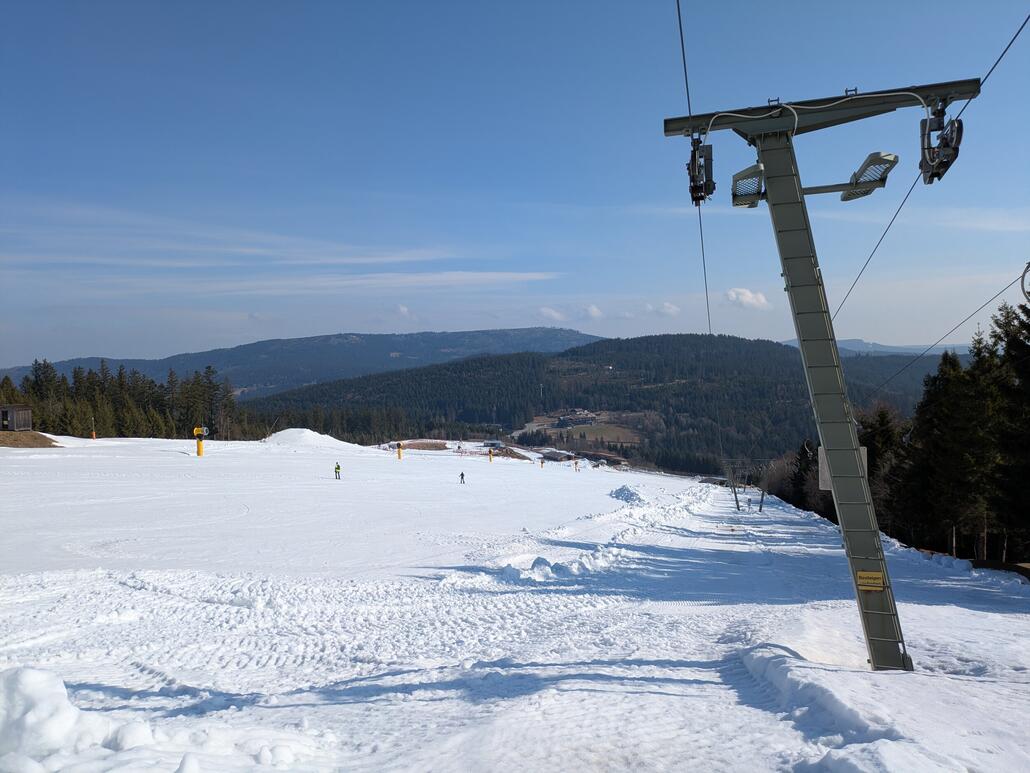Thurnhof ist zu. Schnee wäre noch reichlich vorhanden. Die Schleppspuren wurden schon freigeschoben. Hofft man zu Ostern den Bikepark schon öffnen zu können?