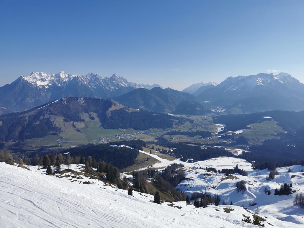 1. Lärchfilzkogel. Schon grün und heiß im Tal.