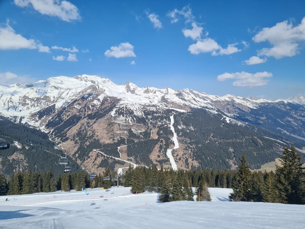 Blick von der Bergstation Angertalbahn zur Schlossalm. Die Piste H32 ist im Mittelteil schon gesperrt. Da sind schon große Schneefreie Flecken drin.