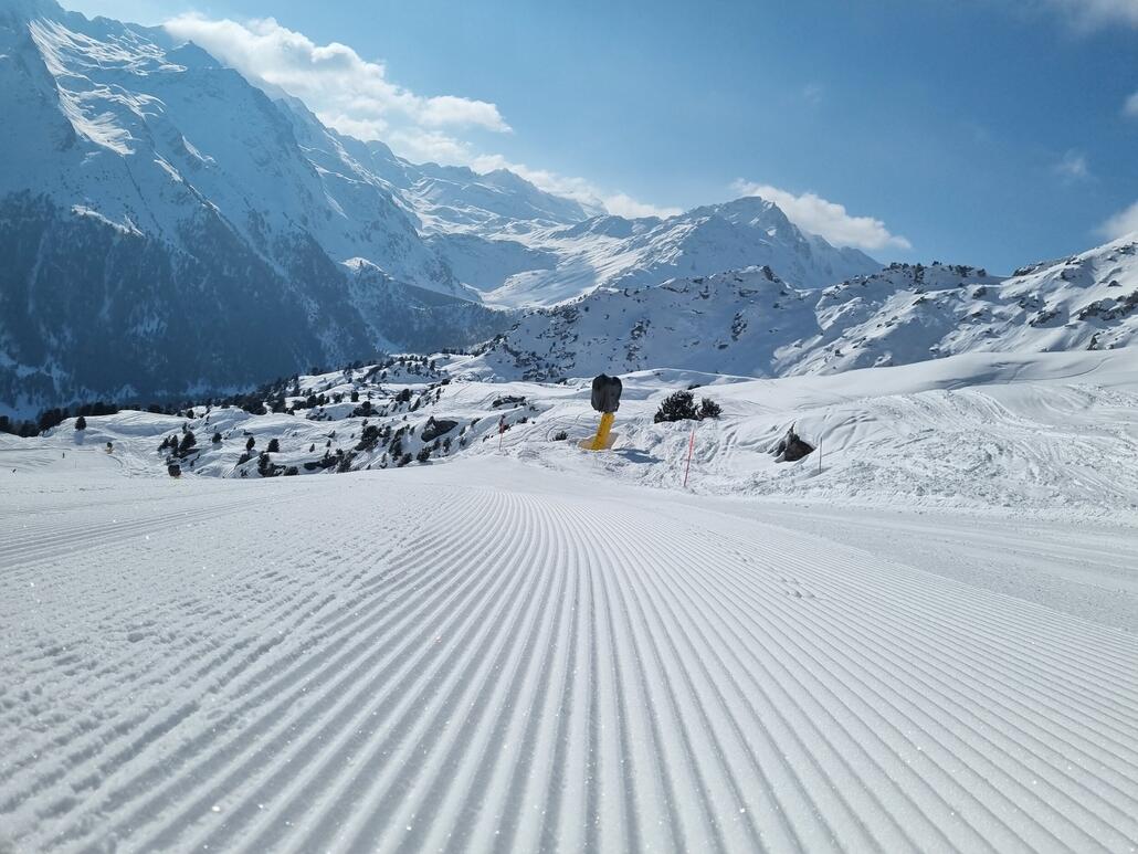 Die ersten 3 Abfahrten sind (wieder mal) fantastisch. Mit das beste Pistenerlebnis der bisherigen Saison.<br />Wenn ich mir für mich perfekte Bedingungen wünschen könnte, wäre es exakt wie jetzt gerade. Ultragriffig, nicht zu hart, nicht zu weich.<br />Das einzig Negative hier: Man fühlt sich vor Betreten und nach Verlassen der Gondel permanent unter Druck um jede Sekunde nutzen zu können.